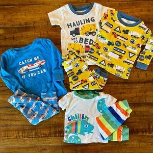 💥 2/$20 Lot of baby boy pajamas - cars, construction, chameleon - 3-12 month